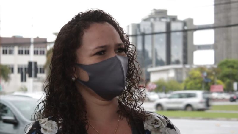 Sthefanie conta que precisa antecipar a saída de casa por conta do horário de pico do trânsito. – Foto: Divulgação/ND
