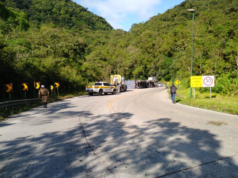 Tombamento bloqueia uma das faixas no km 16 da SC-418 – Foto: PMRv/Divulgação