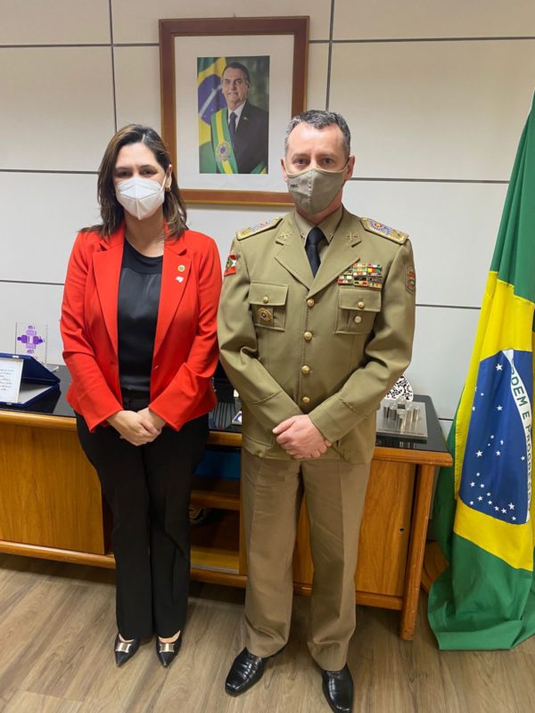Secretária nacional de política para as mulheres, Cristiane Britto, e o comandante da PMSC, coronel Dionei Tonet – Foto: Divulgação/ND