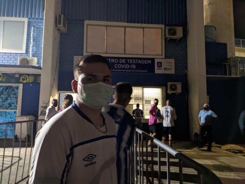 Kaio precisou esperar mais de uma hora na fila para realizar o teste antígeno – Foto: Ian Sell/ND