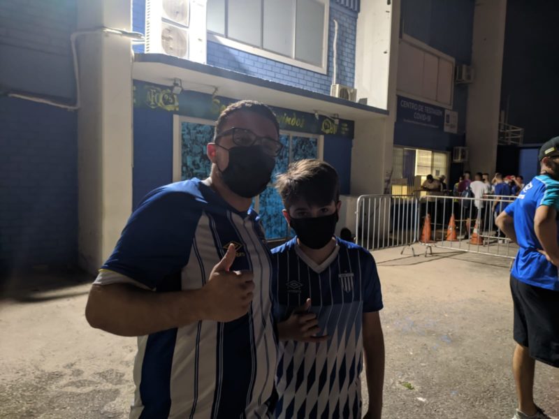 Os irmãos Felipe e Samuel vieram à Ressacada para torcer pelo Avaí – Foto: Ian Sell/ND
