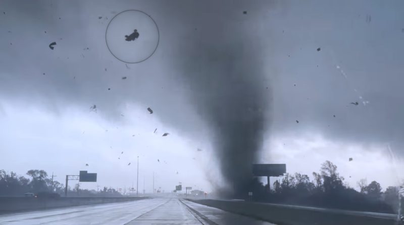 Tornado arremessa ve&iacute;culo no ar ao cruzar rodovia nos Estados Unidos – Foto: Reprodu&ccedil;&atilde;o/ND