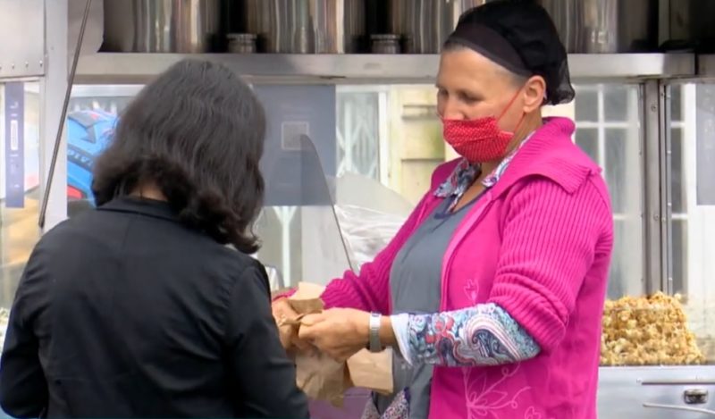 Margarida trabalha 12 horas por dia nas ruas de Joinville