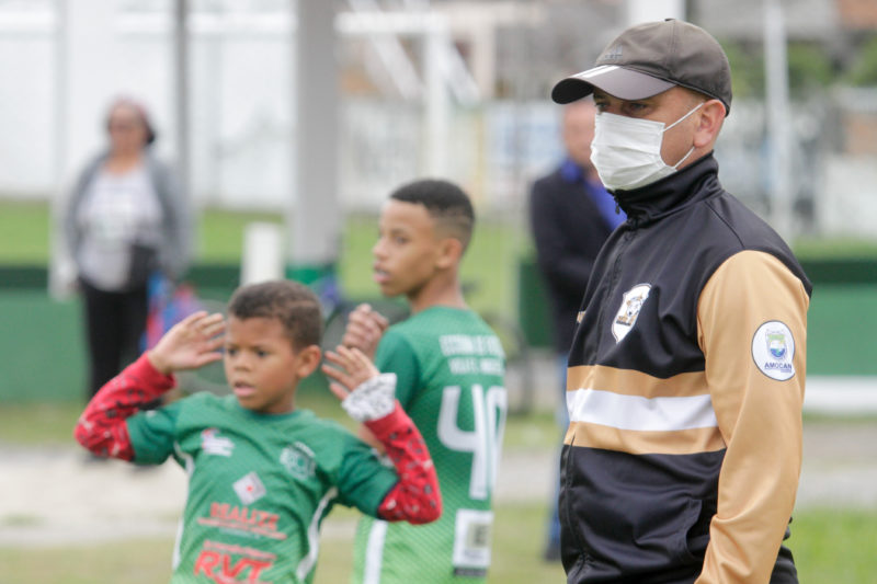 Celinho é professor na escolinha de futebol do Vila nos Ingleses