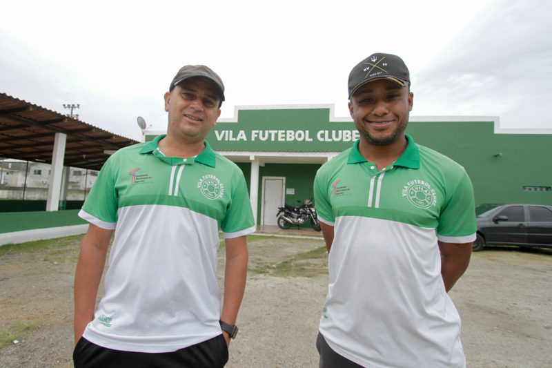 Celinho e Juninho, professores da escolinha de futebol do Vila