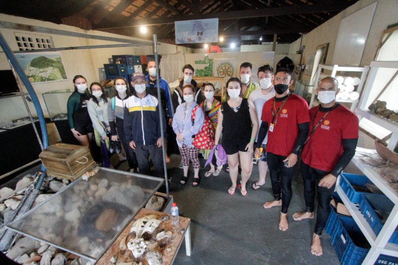 Turistas no Museu do Naufrágio nos Ingleses