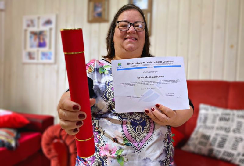 Aposentada Sonia Maria Carbonera Percio, de 62 anos, se formou na Umic (Universidade da Melhor Idade) – Foto: Nadia Michaltchuk/ND