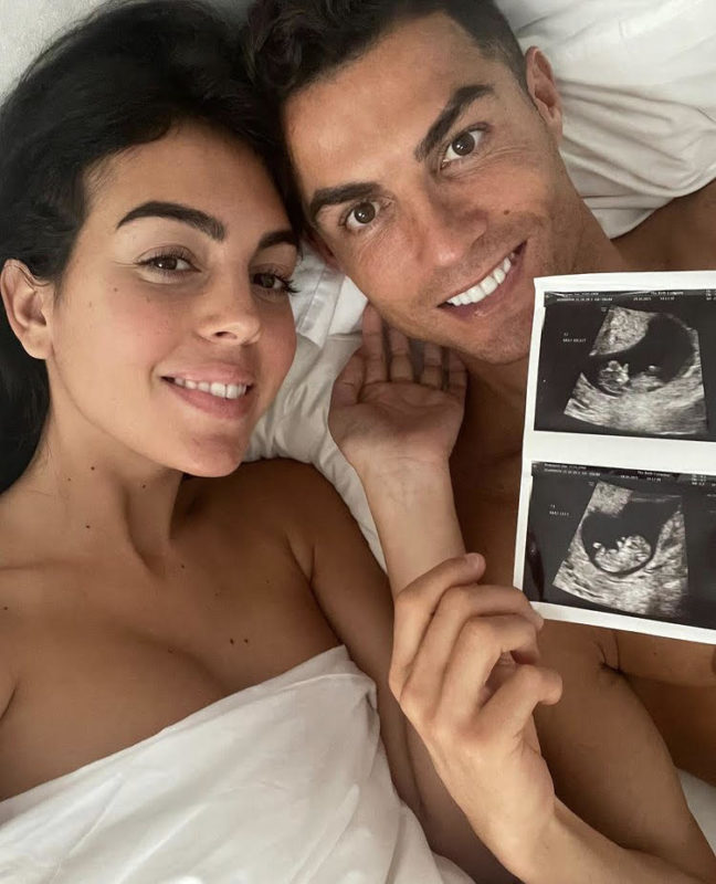 Na cama, casal anunciou a novidade – Foto: Internet/Reprodu&ccedil;&atilde;o/ND