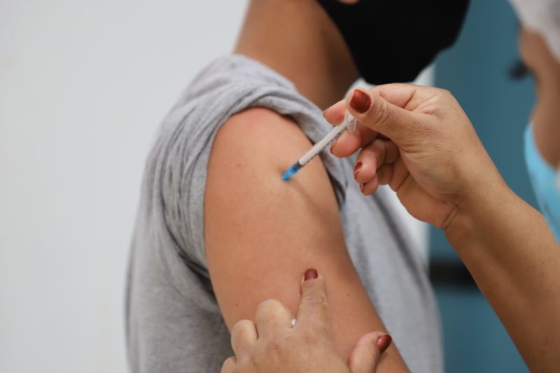 Adultos maiores de 18 anos devem ter completado esquema vacinal contra Covid-19 para entrar em grandes eventos &#8211; Foto: Cristiano Andujar/PMF/Divulgação/ND