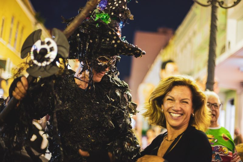 O cantor, pandorgueiro e artista plástico Valdir Agostinho, com a fantasia “Bruxomaneagostinho” e a coordenadora de produção do Grande Baile Místico, Bebel Orofino, em 2019 – Foto: Guilherme Schaefer/Divulgação/ND