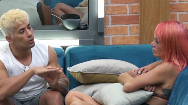 Valentina e Tiago tiveram romance fora da casa – Foto: Reprodução R7/Record TV
