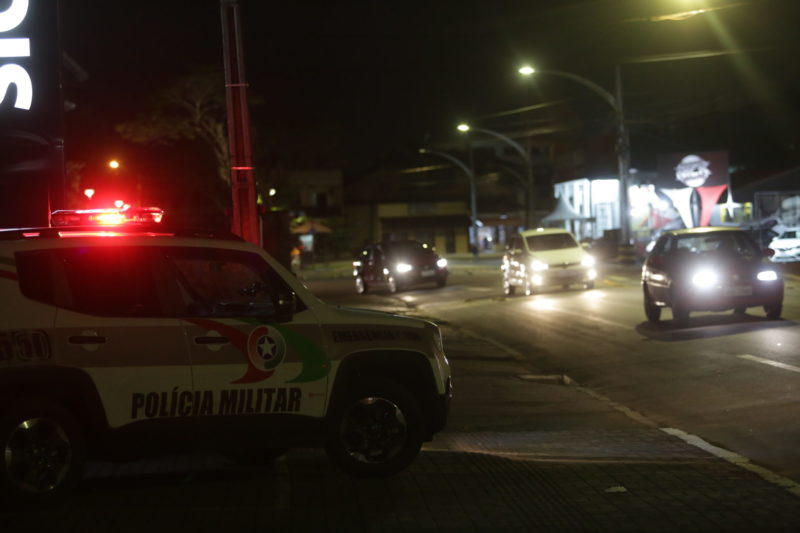 PM conduziu o motorista &agrave; delegacia ap&oacute;s acidente em Joinville – Foto: Carlos Jr/ND