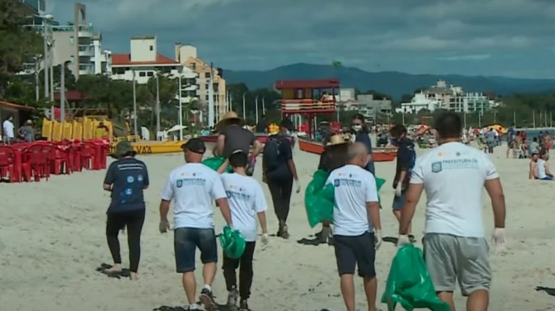 O grupo retirou mais de uma tonelada de lixo da praia de Canasvieiras – Foto: Reprodu&ccedil;&atilde;o/NDTV Record TV