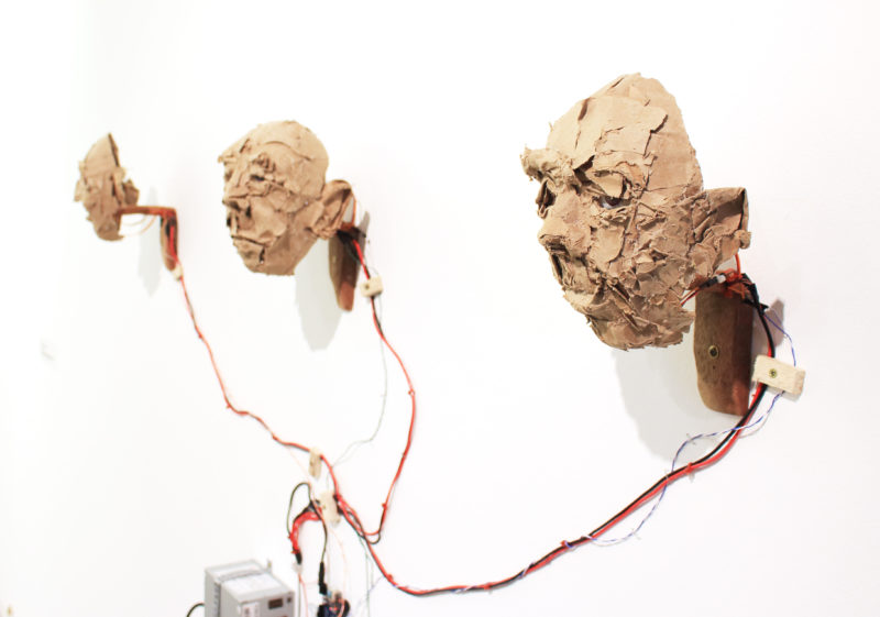 Watchers &eacute; uma obra de Diego de los Campos e as m&aacute;scaras de papel&atilde;o possuem um olhar profundo – Foto: Divulga&ccedil;&atilde;o/ Alian&ccedil;a Francesa/ND