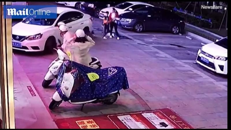 Mãe salva filho de atropelamento em estacionamento na China – Foto: Reprodução/ Vídeo