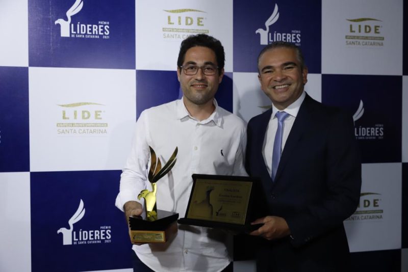 Everton Goedert, empresário do.ano, e o presidente do Lide SC, Delton Batista – Foto: Endrigo Righetto/Divulgação/ND
