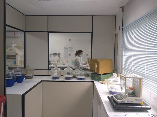 As análises físico-químicas e microbiológicas da água bruta, tratada e distribuída são realizadas nos Dez laboratórios de Controle de Qualidade &#8211; Foto: Divulgação.