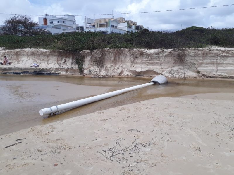 Postes rec&eacute;m instalados caem na Praia dos Ingleses em Florian&oacute;polis – Foto: Reprodu&ccedil;&atilde;o/NDTV RecordTV