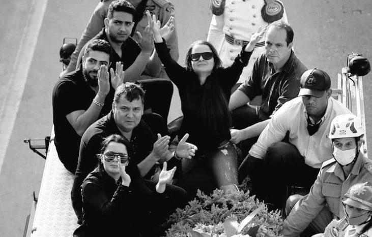 Maiara e Maraisa n&atilde;o sairam do lado do caix&atilde;o da amiga. – Foto: Reprodu&ccedil;&atilde;o/Internet