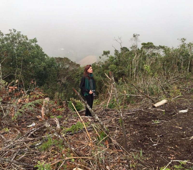 Sirli visitou ao lado dos sobreviventes da Chapecoense o local do acidente em Medell&iacute;n &mdash; Foto: Arquivo Pessoal/ND