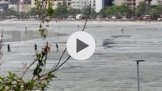 Após banhistas atolarem na Praia Central, 'areia movediça' acende