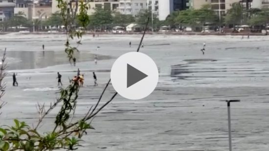 PESSOAS NA AREIA MOVEDIÇA EM BALNEÁRIO CAMBORIÚ #shorts 