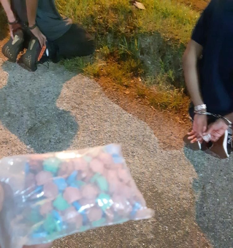 PRF encontra mil comprimidos de ecstasy escondidos, entre outros lugares, no sutiã de uma mulher – Foto: PRF/Divulgação/ND