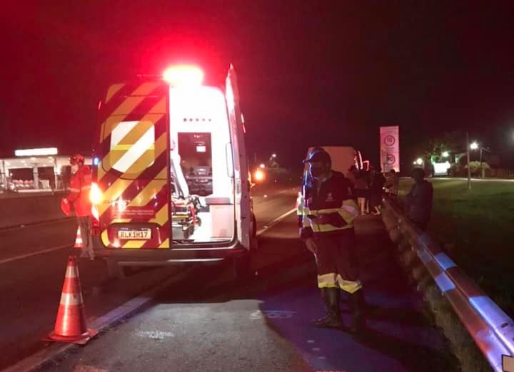 Socorristas prestaram atendimento no local do acidente. – Foto: Assessoria de Comunica&ccedil;&atilde;o Social BVJ / Divulga&ccedil;&atilde;o ND