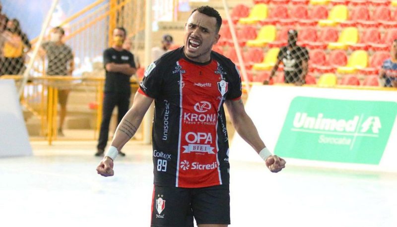Dieguinho marcou tr&ecirc;s, mas n&atilde;o foi suficiente para eliminar o Sorocaba – Foto: Juliano Schmidt/JEC Futsal/Divulga&ccedil;&atilde;o/ND