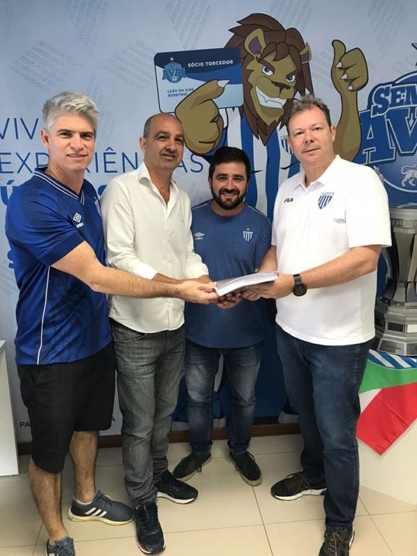 Chapa 2 (Ava&iacute; Centen&aacute;rio). J&uacute;lio Heerdt (camisa do Ava&iacute; branca) e&nbsp; Bruno Comicholi (de barba) com Marquinhos Silva e Alessandro Abreu da comiss&atilde;o eleitoral.