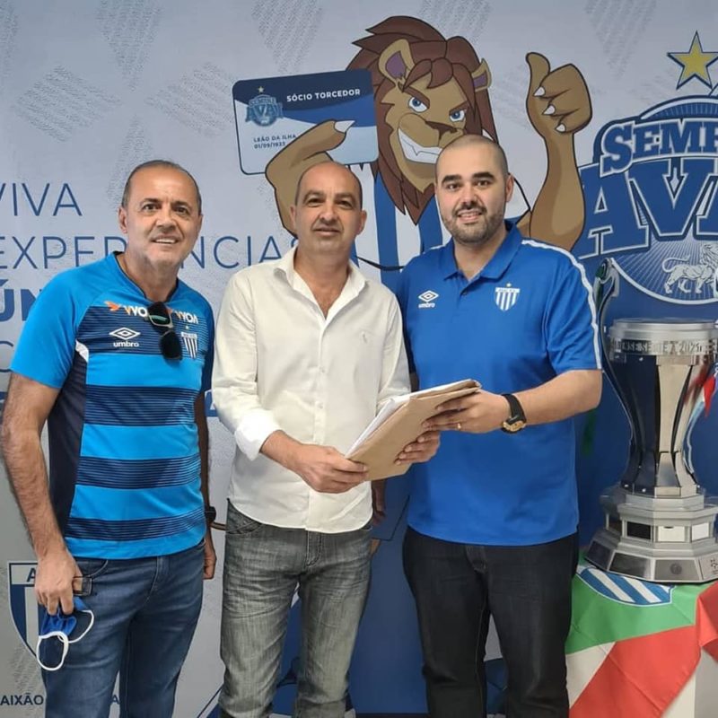Chapa 1(Ava&iacute; &eacute; povo &eacute; gente). Carlos Bonatelli (&agrave; direita com o documento nas m&atilde;os) e Gilson Kremer. No centro da foto, Marquinhos Silva da Comiss&atilde;o Eleitoral.&nbsp; – Foto: Marquinhos Silva/divulga&ccedil;&atilde;o