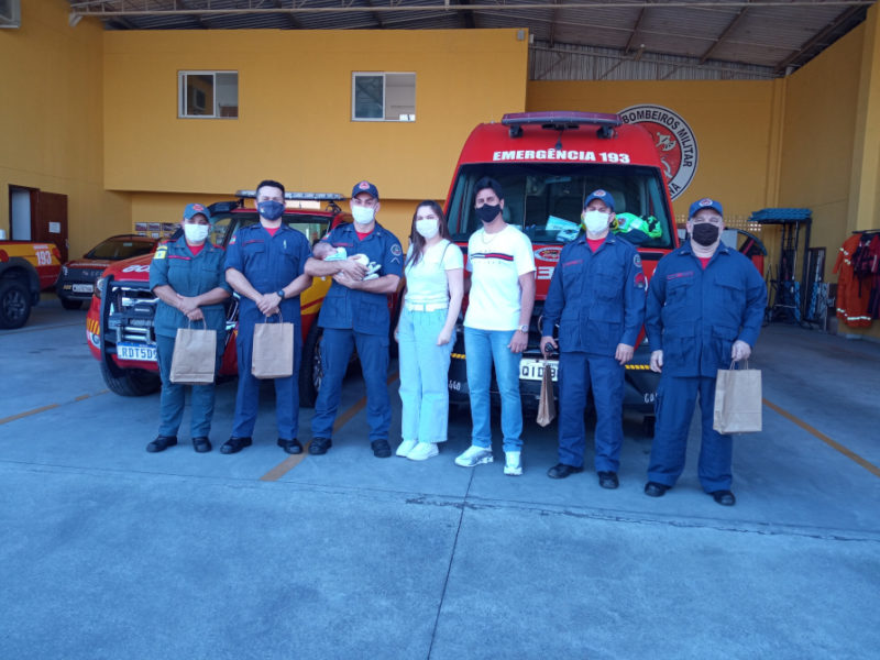 Fam&iacute;lia foi at&eacute; o batalh&atilde;o dos bombeiros em Gaspar para agradecer pela atua&ccedil;&atilde;o que salvou o pequeno Benjamin – Foto: Divulga&ccedil;&atilde;o/CBMSC/ND