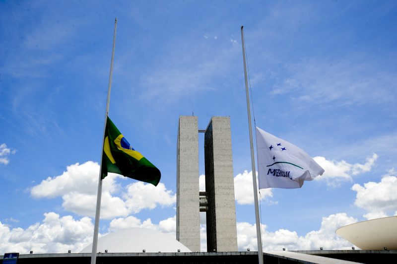 Devido a tragédia com o avião que transportava equipe da Chapecoense cair na Colômbia, bandeiras do Brasil e do Mercosul foram içadas a meio mastro diante do Congresso Nacional. &#8211; Foto: Geraldo Magela/Agência Senado/ND