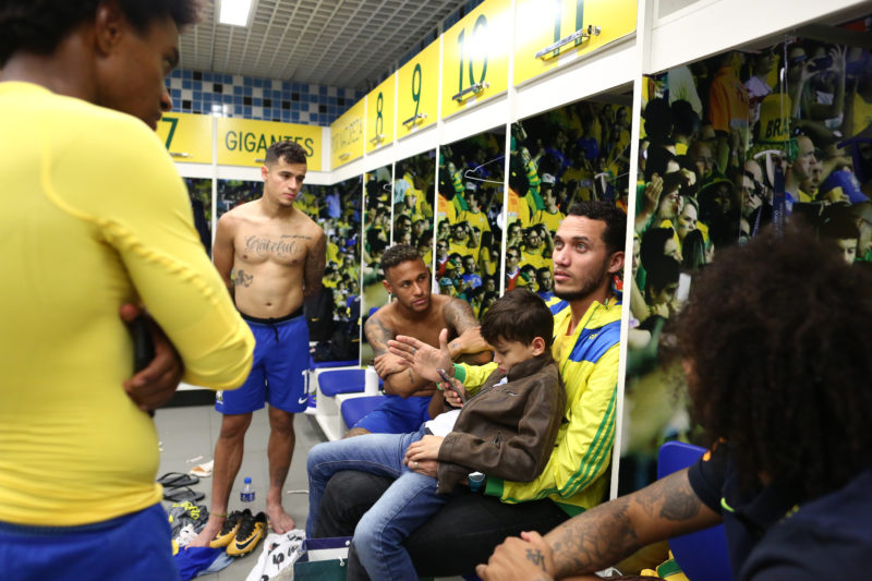 Neto, da Chapecoense, em visita aos jogadores da Seleção Brasileira no vestiário da Arena do Grêmio. &#8211; Foto: Lucas Figueiredo/CBF/ND