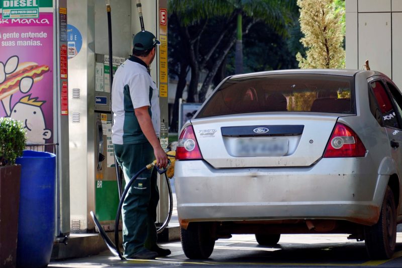 Petrobras anuncia aumentos de 4,8% para gasolina e de 8% para o diesel &mdash; Foto: Roque de S&aacute;/Ag&ecirc;ncia Senado/ND