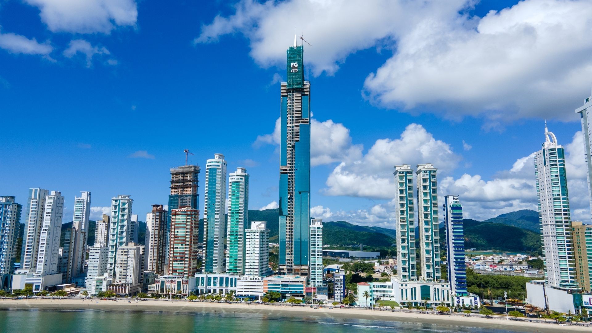 Big Tower - Instalação da bandeira do Brasil na maior torre da América  Latina. 