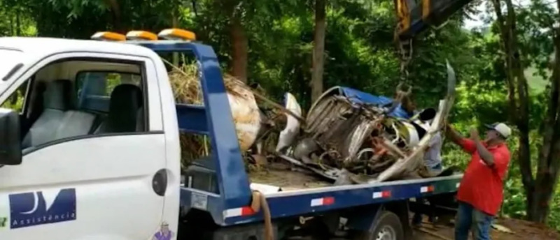 Os destroços do avião foram recuperados por uma empresa de guincho contratada pela PEC Táxi Aéreo &#8211; Foto: Internet/Divulgação/ND