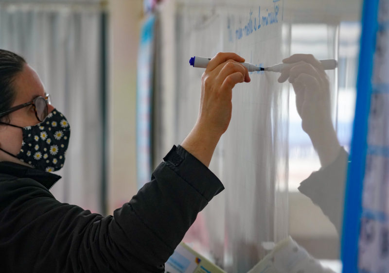Professora em aula no Instituto Estadual de Educa&ccedil;&atilde;o, em Florian&oacute;polis – Foto: Ricardo Wolffenb&uuml;ttel/Divulga&ccedil;&atilde;o/ND