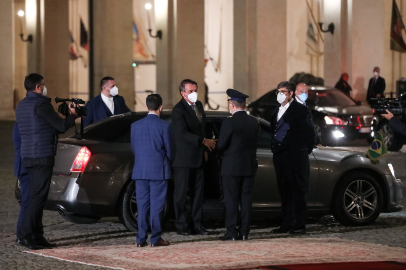 (Roma – It&aacute;lia, 29/10/2021) Presidente da Rep&uacute;blica, Jair Bolsonaro &eacute; recebido pelo Conselheiro para Assuntos Militares da Presid&ecirc;ncia da Rep&uacute;blica Italiana, General Roberto Corsini. – Foto: Foto: Jos&eacute; Dias/PR