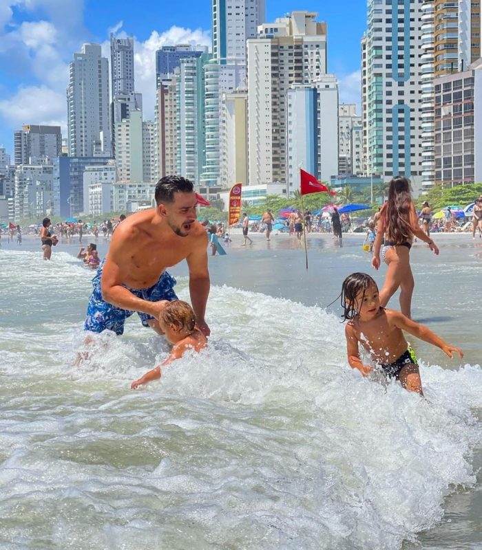 Júlio Rocha aproveita mar na praia Central de Balneário Camboriú com os filhos &#8211; Foto: Reprodução/Internet/ND