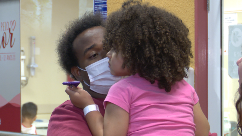 Marken Jeff Louissant estava com a filha e a companheira no evento – Foto: Ricardo Alves/NDTV