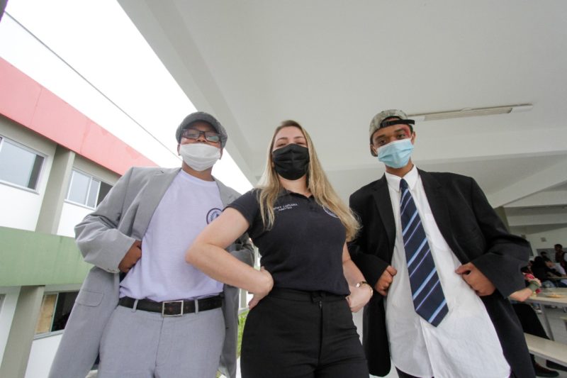 Luciana é diretora em uma das sete escolas cívico militares de SC