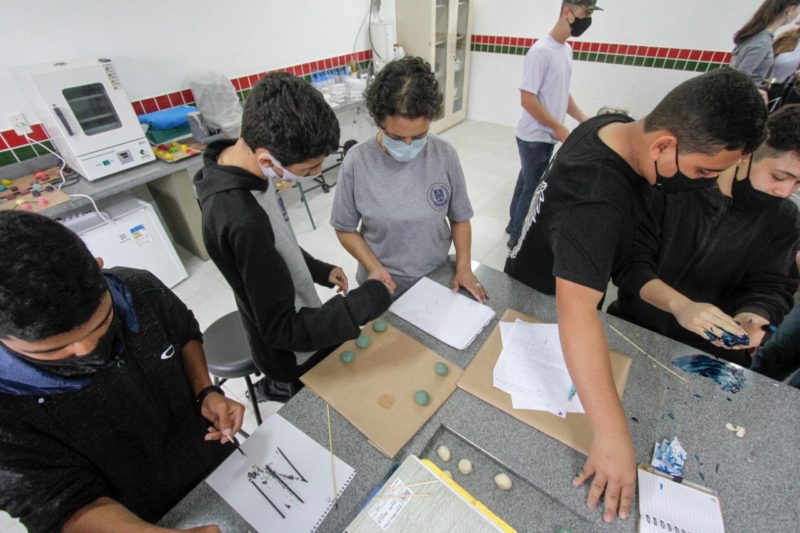 Alunos de uma das sete escolas cívico militares de SC