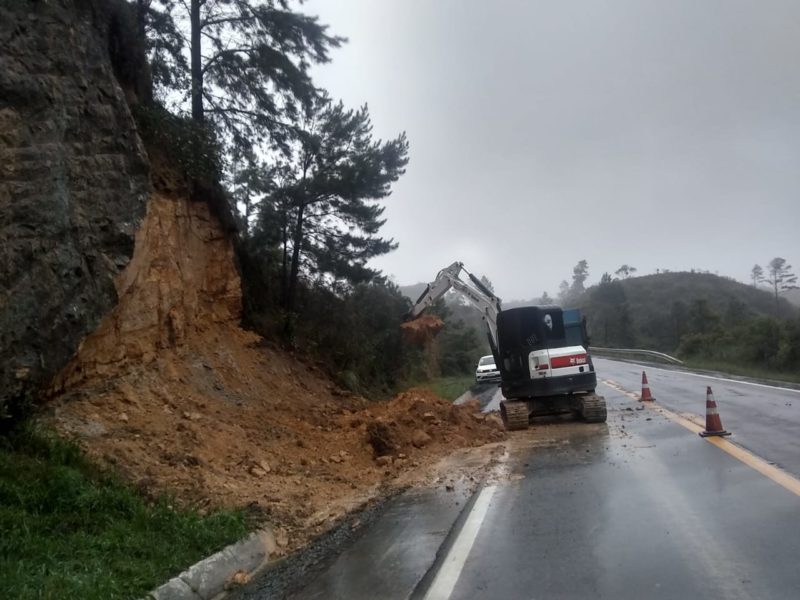 Tr&acirc;nsito na BR-282 teve queda de barreira – Foto: PRF/Divulga&ccedil;&atilde;o/ND