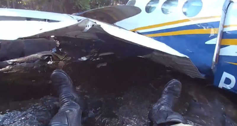 Vídeo mostra bombeiro tentando abrir avião de Marília Mendonça &#8211; Foto: Reprodução/ND