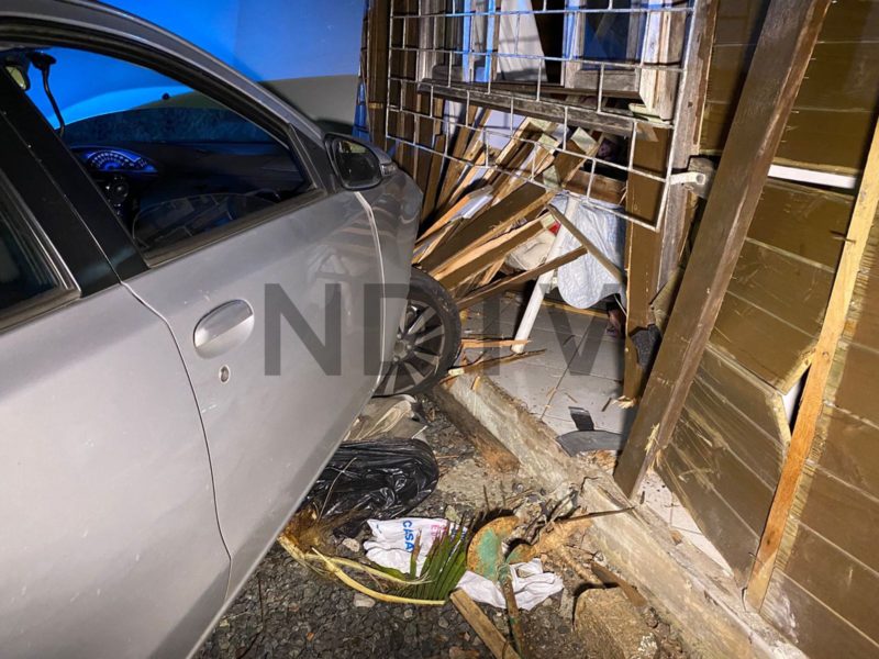 Carro foi arremessado para dentro de uma casa na zona Leste de Joinville