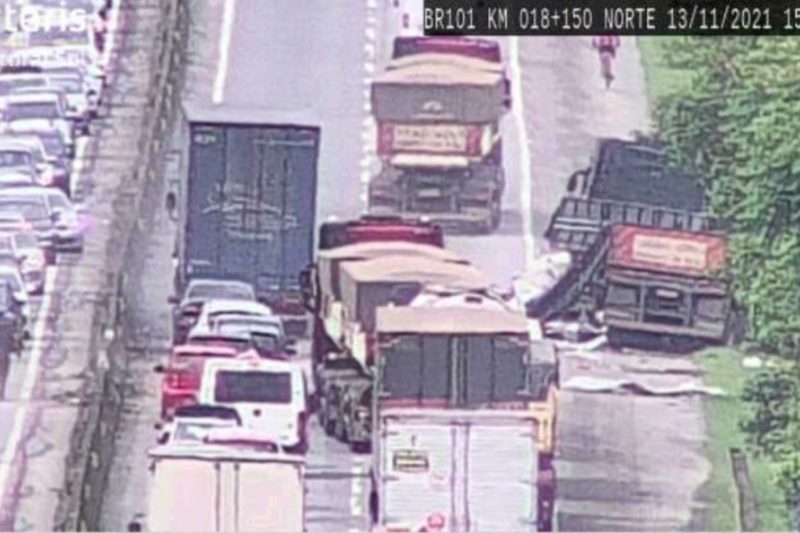 Bobinas ficaram espalhadas pela pista ap&oacute;s acidente – Foto: Arteris/Divulga&ccedil;&atilde;o