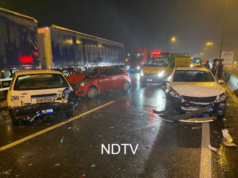Apesar do estrago nos ve&iacute;culos, apenas o motociclista teve ferimentos leves – Foto: Ricardo Alves/NDTV