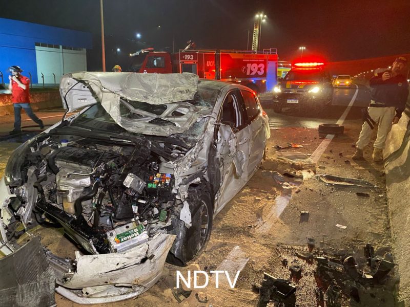Carro ficou totalmente destru&iacute;do ap&oacute;s o acidente – Foto: Ricardo Alves/NDTV