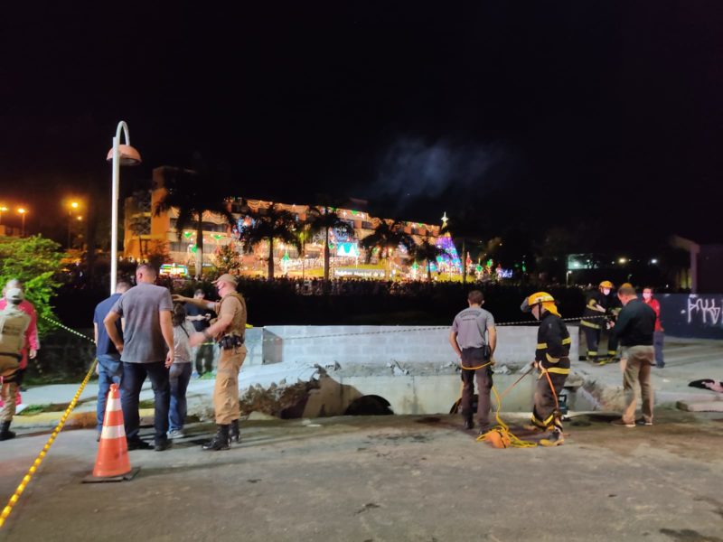 Bombeiros e Defesa Civil fazem “varredura” para garantir que n&atilde;o existem mais pessoas no rio – Foto: Dani Lando/NDTV